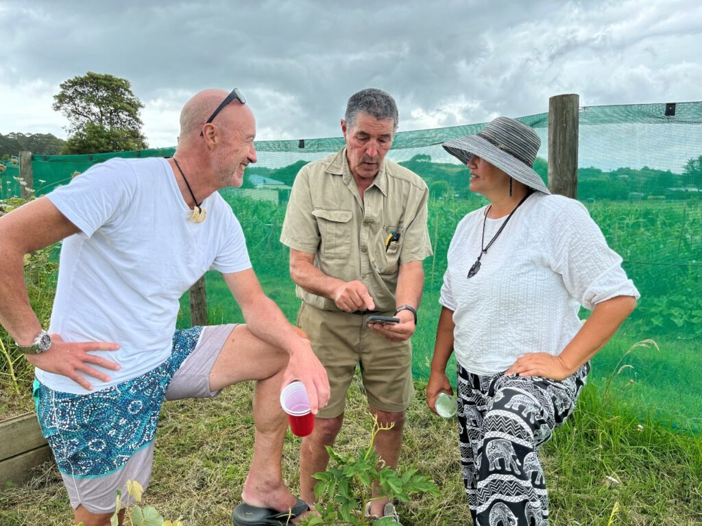 Paul Tapsell (Te Arawa), Tene Rankin (Ngāpuhi, Oromahoe), Paula Hohua (Ngāpuhi, Whirinaki) at Paula Hohua's gardens, Whirinaki